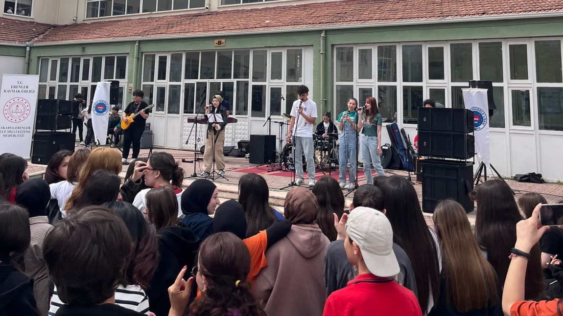 Ali Dilmen Anadolu lisesi , Altıncı konserini Hendek Anadolu Lisesinde gerçekleştirdi.